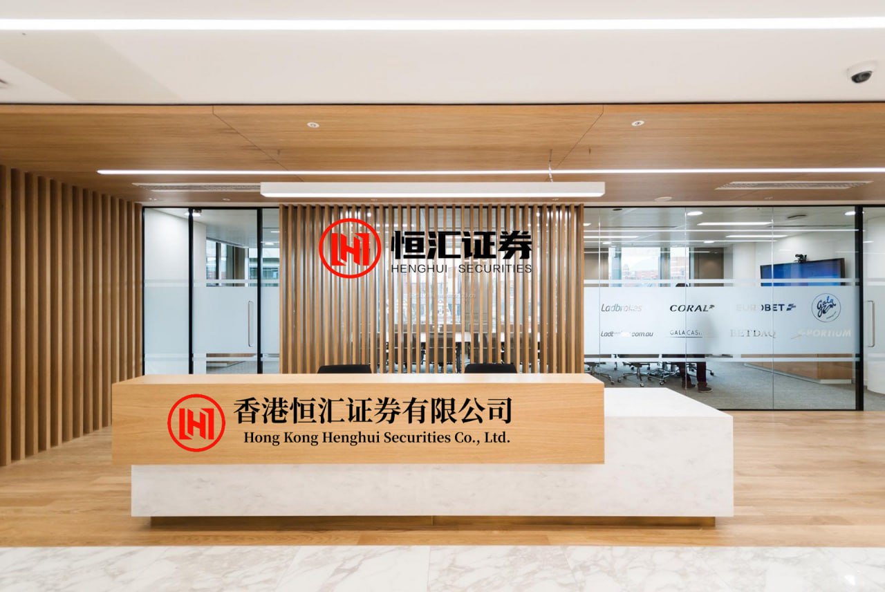 东兴配资 公元215年，曹丕偷偷来到伏皇后的寝宫，突然抱住了皇后，皇后疯狂挣扎，曹丕赶忙捂住嘴，说道：“别喊，别喊，这天下将来都是我的，你现在从了我到时候你还是皇后。”那盏灯，晃了一下，没灭。公元215年，深夜，东汉皇宫某处寝宫。一个女人背靠案几，手里攥着一把铜剪，剪尖抵着自己的脖颈。地上，...